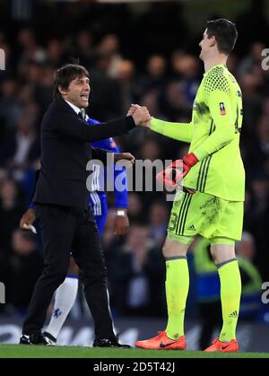 Antonio Conte, direttore del Chelsea (a sinistra), e Thibaut Courtois, portiere del Chelsea (a destra) festeggia dopo il fischio finale Foto Stock