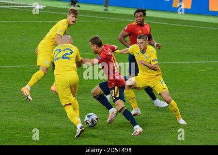 Kiev, Ucraina. 13 ottobre 2020. KIEV, UCRAINA - 13 OTTOBRE 2020: I giocatori sono visti in azione durante la partita della UEFA Nations League tra le squadre nazionali di calcio di Ucraina e Spagna presso la NSC Olimpiyskyi (Foto di Aleksandr Gusev/Pacific Press) Credit: Pacific Press Media Production Corp./Alamy Live News Foto Stock