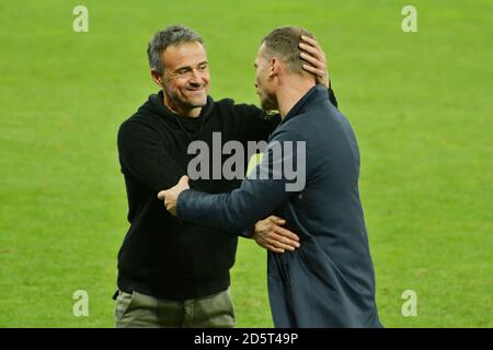 Kiev, Ucraina. 13 ottobre 2020. KYIV, UCRAINA - 13 OTTOBRE 2020: L'allenatore ucraino Andriy Shevchenko e la coach spagnola Luis Enrique dopo la partita (Foto di Aleksandr Gusev/Pacific Press) Credit: Pacific Press Media Production Corp./Alamy Live News Foto Stock