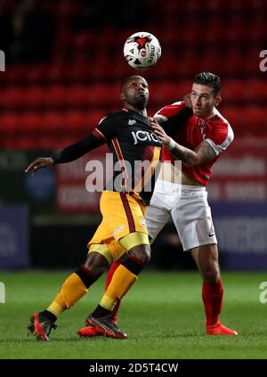 Mark Marshall di Bradford City, (a sinistra) battaglie per il possesso della palla con la pagina di Lewis di Charlton Athletic, (a destra) Foto Stock