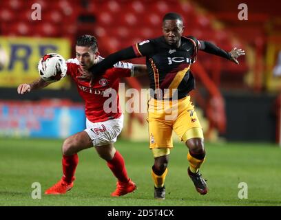 Pagina di Lewis di Charlton Athletic, (a sinistra) battaglie per il possesso della palla con Mark Marshall di Bradford City, (a destra) Foto Stock