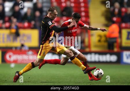 Pagina di Lewis di Charlton Athletic, (a destra) battaglie per il possesso della palla con Charlie Wyke di Bradford City, (a sinistra) Foto Stock