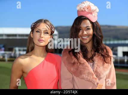 Ladies Day Ambassadors Roz Purcell (a sinistra) e Elizabeth Grant in L'anello della parata durante il Ladies Day del Cheltenham 2017 Festival Foto Stock