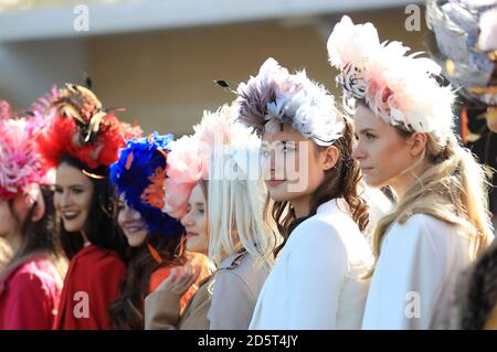 Donne racegoers nel ring della parata durante il giorno delle Signore di Il Cheltenham Festival 2017 Foto Stock