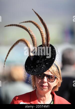 Una racegoista femminile durante il Ladies Day del Cheltenham 2017 Festival Foto Stock