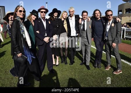 Liv Tyler e David Gardner portano LA folla DI A-List al Cheltenham Festival di quest'anno per una giornata di sport ed emozioni emozionanti (L-R) Rosemary Ferguson, Sadie Frost, Lucie de la Falaise, James Brown, Liv Tyler, Ella Richards, Kyle De'volle, David Gardner, Darren Strowger, Jonathan Yeo Foto Stock