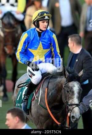 Jockey Danny Mullins su Debuchet durante il giorno delle Signore del 2017 Cheltenham Festival Foto Stock