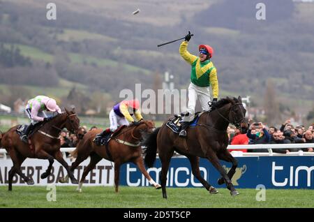 Il dimensionamento di John guidato da Robbie Power attraversa la linea a. Vinci la Timico Cheltenham Gold Cup durante la Gold Cup Day Del Cheltenham Festival 2017 Foto Stock