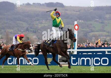 Il dimensionamento di John guidato da Robbie Power attraversa la linea a. Vinci la Timico Cheltenham Gold Cup durante la Gold Cup Day Del Cheltenham Festival 2017 Foto Stock