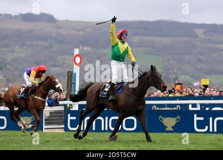 Il dimensionamento di John guidato da Robbie Power attraversa la linea a. Vinci la Timico Cheltenham Gold Cup durante la Gold Cup Day Del Cheltenham Festival 2017 Foto Stock