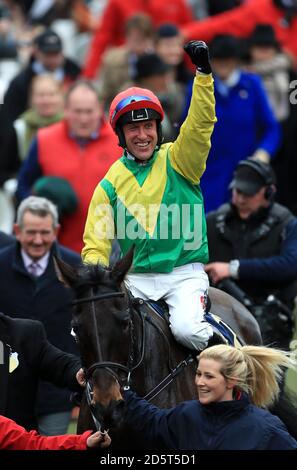 Robbie Power celebra il dimensionamento di John mentre sono guidati All'interno dei vincitori dopo aver vinto il Timico Cheltenham Gold Cup durante la Gold Cup Day del Cheltenham 2017 Festival Foto Stock