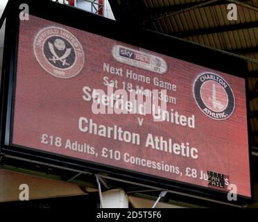 Una vista generale del quadro di controllo elettronico prima del Sky Bet League una partita a Bramhall Lane Foto Stock