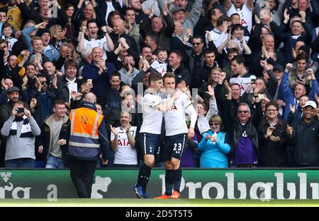 Christian Eriksen di Tottenham Hotspur festeggia il primo gol del suo fianco Del gioco con ben Davies del compagno di squadra Tottenham Hotspur (sinistra) Foto Stock