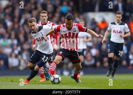 Christian Eriksen di Tottenham Hotspur (a sinistra) e la battaglia di Maya Yoshida di Southampton per la sfera Foto Stock