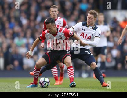 Christian Eriksen di Tottenham Hotspur (a sinistra) e la battaglia di Maya Yoshida di Southampton per la sfera Foto Stock