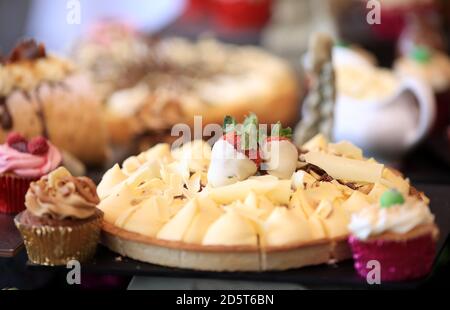 Una vista generale del cibo pronto per essere servito Il ristorante Gold Cup Foto Stock