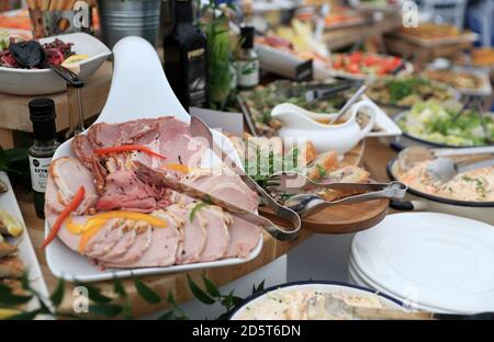 Una vista generale del cibo pronto per essere servito Il ristorante Paddock View Foto Stock