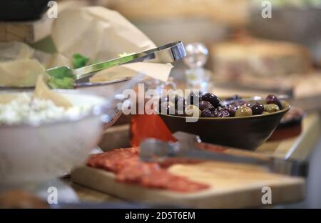 Una vista generale del cibo pronto per essere servito Il ristorante Gold Cup Foto Stock