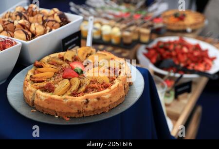 Una vista generale del cibo pronto per essere servito Il ristorante Paddock View Foto Stock