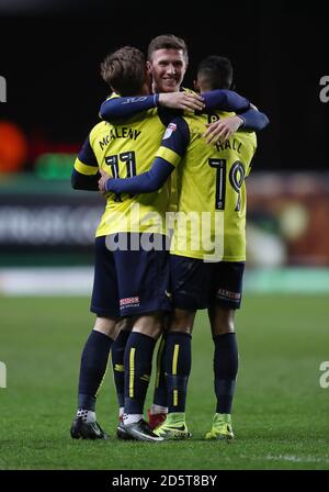 John Lundstram (centro) di Oxford United celebra il quarto obiettivo con scorer Conor McAleny e Rob Hall Foto Stock