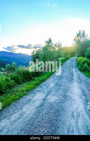 Strada pedonale al tramonto a Hemsedal, Viken, Norvegia. Foto Stock