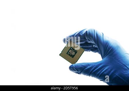 Vista ravvicinata su un nuovo microchip semiconduttore in mano oscura di computer scientist. Tecnologia moderna e sviluppo hardware Foto Stock