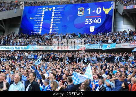 Coventry City fans celebrare nelle gabbie Foto Stock