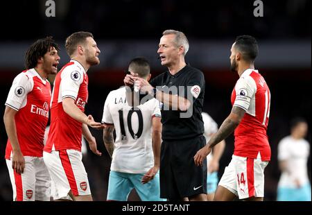 L'arbitro Martin Atkinson parla con Shkodran Mustafi dell'Arsenal (seconda a sinistra) Foto Stock