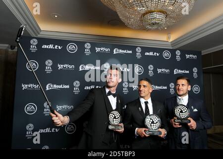 (Da sinistra a destra) Doncaster Rovers John Marquis, Brighton e Hove Albion's Anthony Knockaert e Sheffield United's Billy Sharp con i premi del giocatore della stagione al premio EFL al London Hilton, Park Lane. Foto Stock