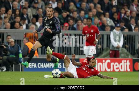 Gareth Bale del Real Madrid (a sinistra) e Arturo Vidal del Bayern Monaco (destra) battaglia per la palla Foto Stock