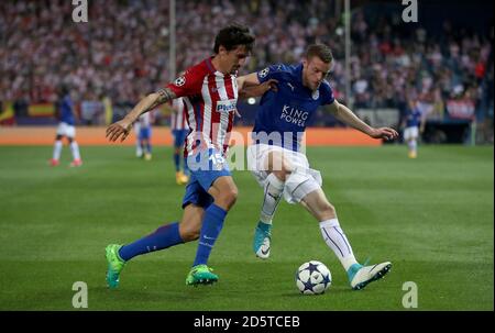 Stefan Savic dell'Atletico Madrid (a sinistra) e Jamie Vardy di Leicester City (destra) battaglia per la palla Foto Stock