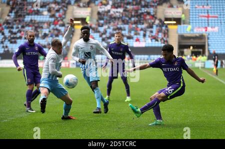 Jay Dasilva di Charlton Athletic (a destra) tenta una croce Foto Stock