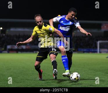 Hamza Choudhury di Burton Albion e la battaglia di Myles Kenlock di Ipswich Town per la sfera Foto Stock