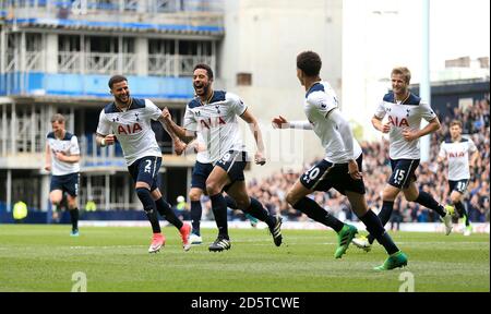 Mousa Dembele (centro) di Tottenham Hotspur celebra il primo posto del suo fianco obiettivo del gioco Foto Stock