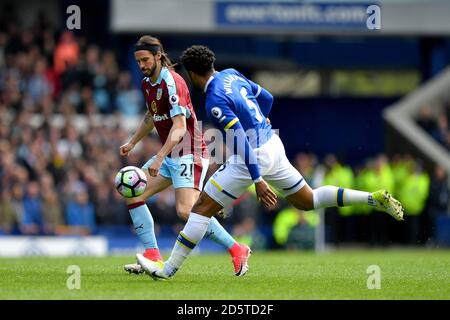 George Boyd di Burnley (a sinistra) e Ashley Williams di Everton combattono per la sfera Foto Stock