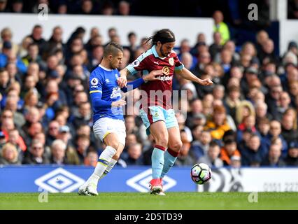 Kevin Mirallas di Everton (a sinistra) e George Boyd di Burnley (a destra) per la sfera Foto Stock