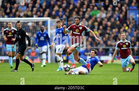 Everton's Leighton Baines (a destra) e George Boyd di Burnley (a sinistra) battaglia per la sfera Foto Stock