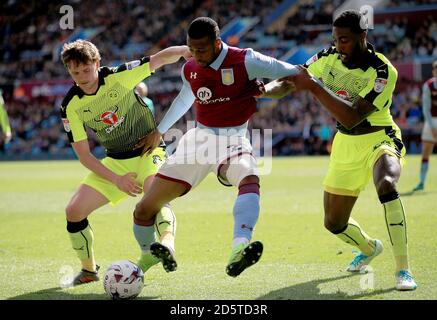 Jonathan Kodjia di Aston Villa (Centro) è affrontato da John Swift di Reading (a sinistra) e Tyler Blackett. Foto Stock