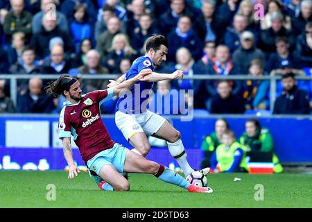 Everton's Leighton Baines (a destra) e George Boyd di Burnley (a sinistra) battaglia per la sfera Foto Stock