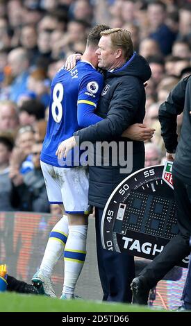 Ross Barkley di Everton (a sinistra) con il manager Everton Ronald Koeman (destra) Foto Stock