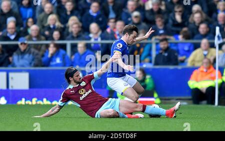 George Boyd di Burnley (a sinistra) e Leighton Baines di Everton (a destra) combattono per la sfera Foto Stock