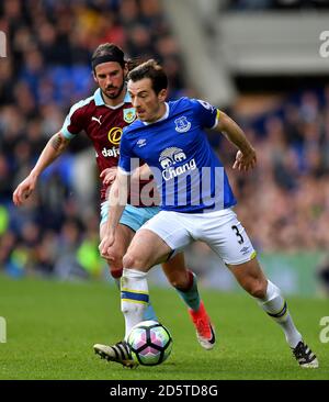 George Boyd di Burnley (a sinistra) e Leighton Baines di Everton (a destra) combattono per la sfera Foto Stock