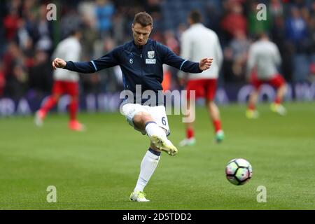 Il Jonny Evans di West Bromwich Albion si riscalda prima del calcio spento Foto Stock