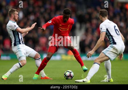 La battaglia di Liverpool Divock origi (centro) per la palla contro l'Occidente Chris Bromwich Albion's Brunt (a sinistra) e West Bromwich Albion's Jonny Evans Foto Stock