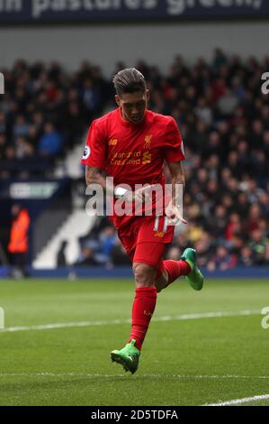 Roberto Firmino di Liverpool festeggia il primo gol del suo fianco il gioco Foto Stock