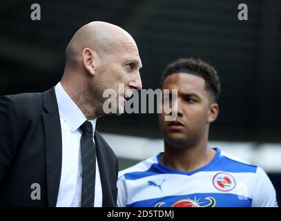 Il manager della lettura Jaap Stam parla con Liam Moore prima del gioco Foto Stock