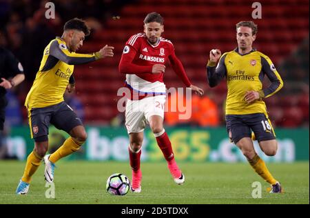 Gaston Ramirez (centro) di Middlesbrough combatte per la palla con Arsenal Alex Oxlade-Chamberlain (a sinistra) e Nacho Monreal (a destra) Foto Stock