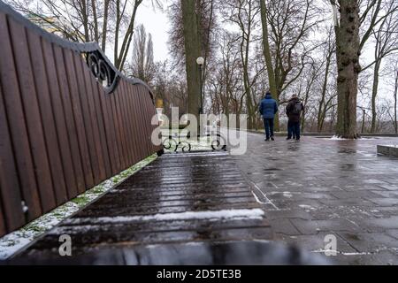 01 05 2020 Gomel, Repubblica di Bielorussia. Persone che camminano nel parco della città in inverno Foto Stock