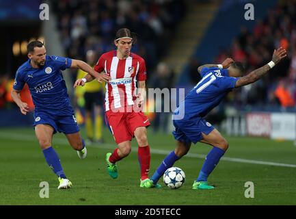 Filipe Luis (centro) dell'Atletico Madrid combatte per la palla con Daniel Drinkwater di Leicester City (a sinistra) e Danny Simpson (a destra) Foto Stock