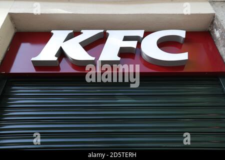 Una visione generale di un KFC a Madrid Foto Stock